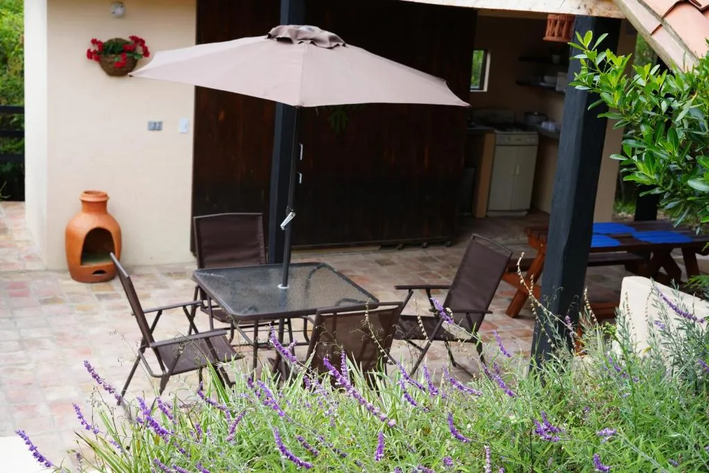Comedor exterior con parasol, rodeado de lavanda