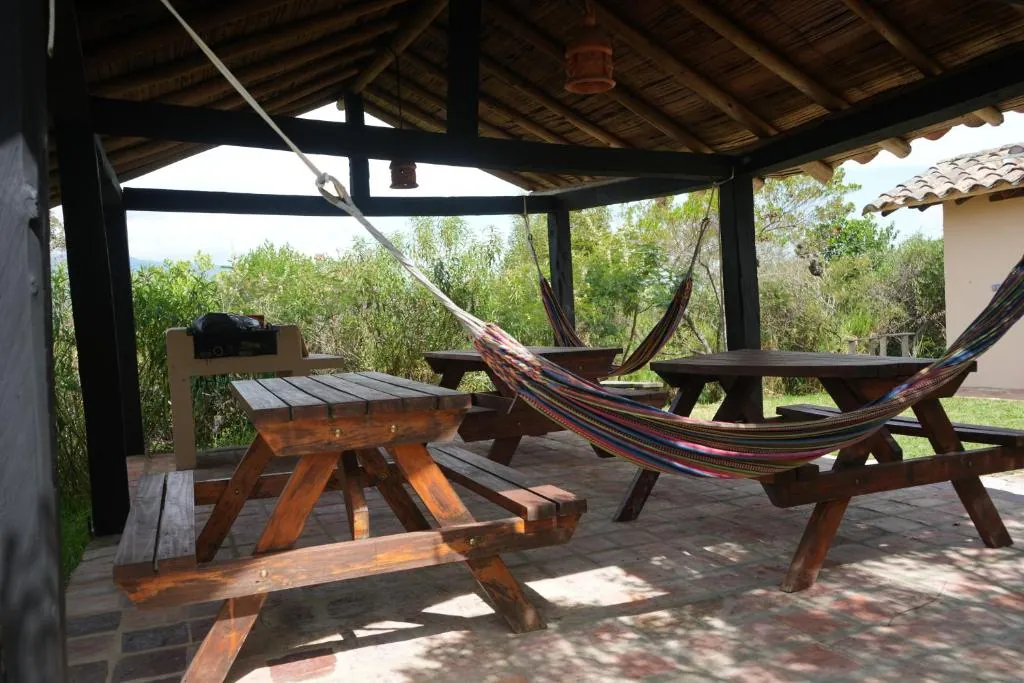 Kiosco con hamaca de colores y mesas de picnic