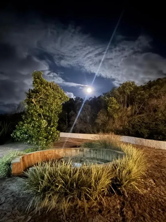 Luna llena sobre el jardín de la aldea, de noche