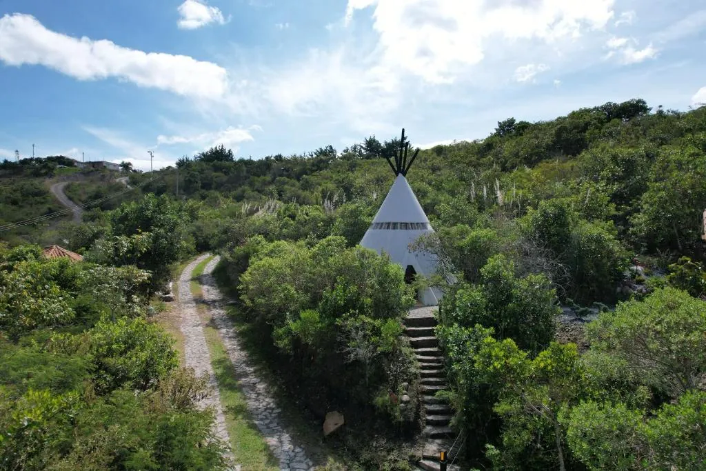Camino de piedra entre el monte que sube hacia un tipi