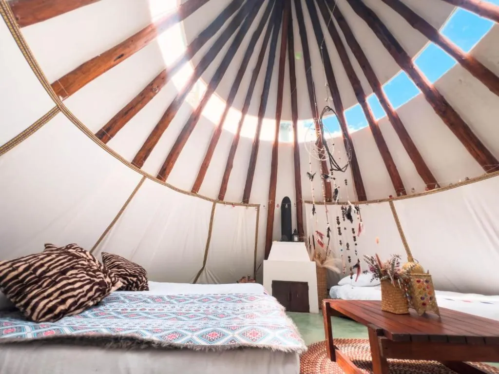 Cama doble del tipi con la claraboya de madera arriba
